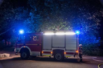 Weinstadt-Beutelsbach: Stadtfahrzeug wird vor Rathaus angezuendet